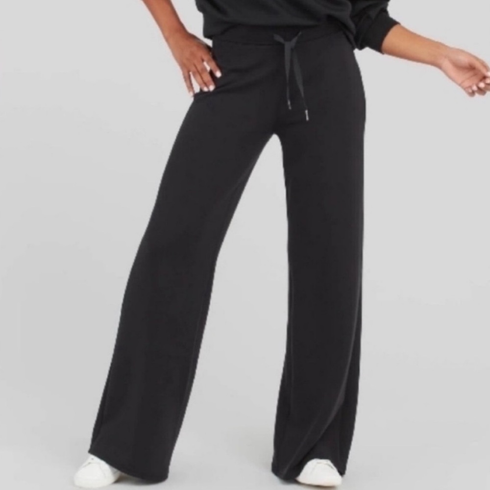 Spanx AIR ESSENTIALS Wide Leg Pant BLACK
Size SMALL